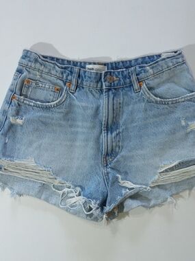 Zara Jean Shorts Womens Size 8 Light Wash Distressed Cutoff Relaxed Mom Fit